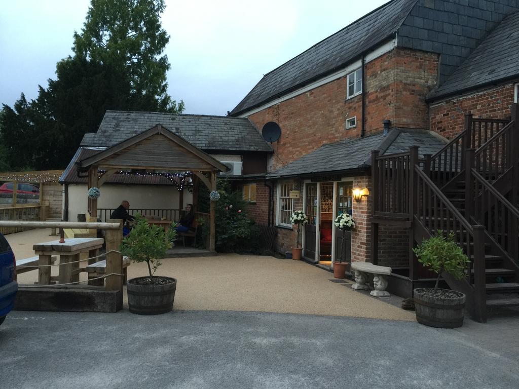 The Wheatsheaf Wilton (Wiltshire) Exterior foto